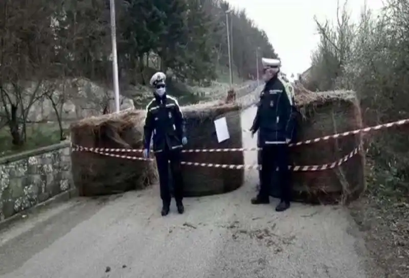 balle di fieno per bloccare le strade a monteleone di puglia