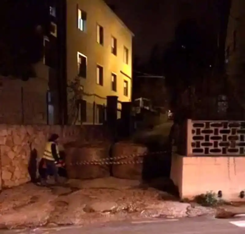 balle di fieno per bloccare le strade a monteleone di puglia 2