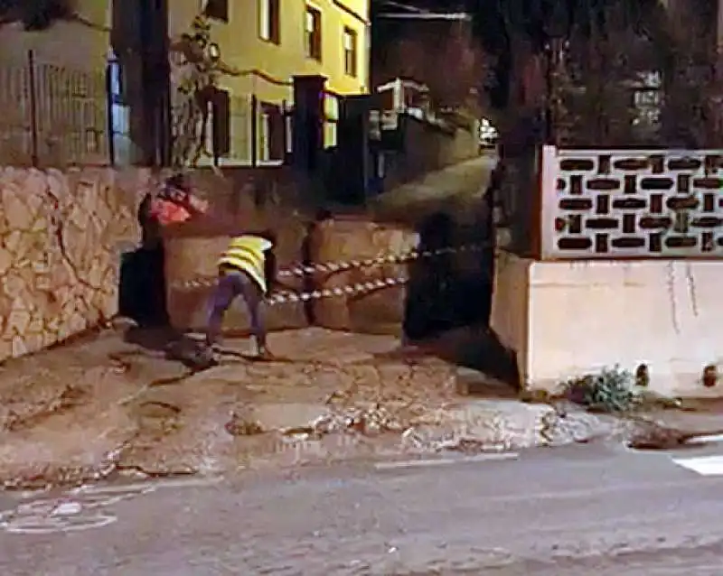 balle di fieno per bloccare le strade a monteleone di puglia 5