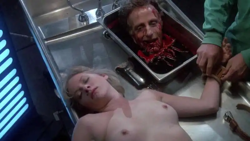 barbara crampton nuda in re animator 9