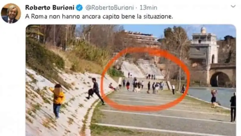 BURIONI PUBBLICA UNA FOTO DATATA DEL LUNGOTEVERE AFFOLLATO