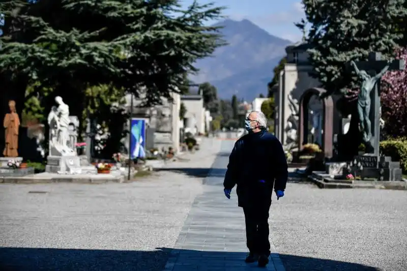 coronavirus, a bergamo l'arrivo dei carri funebri al cimitero e' non stop 1