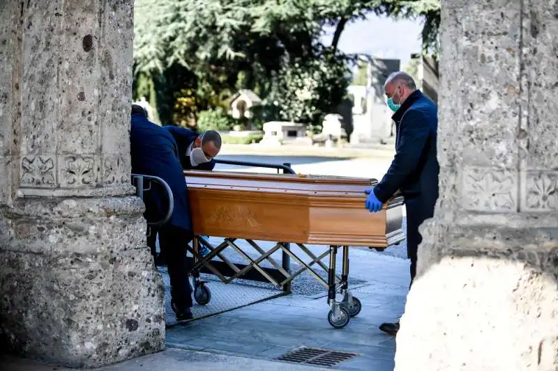 coronavirus, a bergamo l'arrivo dei carri funebri al cimitero e' non stop