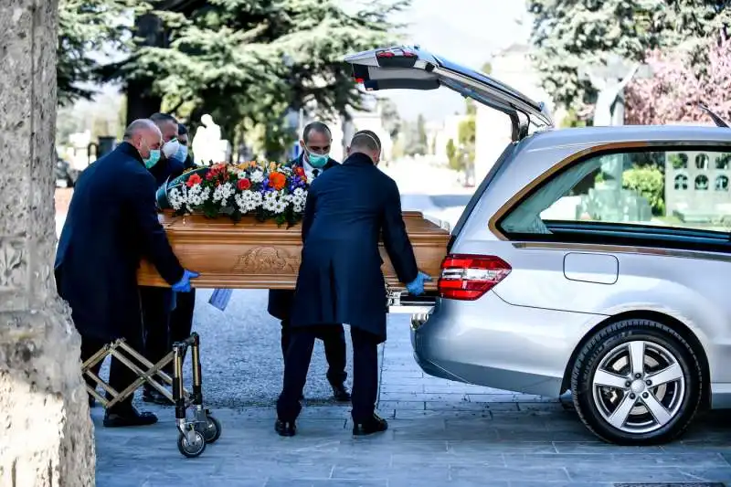 coronavirus, a bergamo l'arrivo dei carri funebri al cimitero e' non stop 