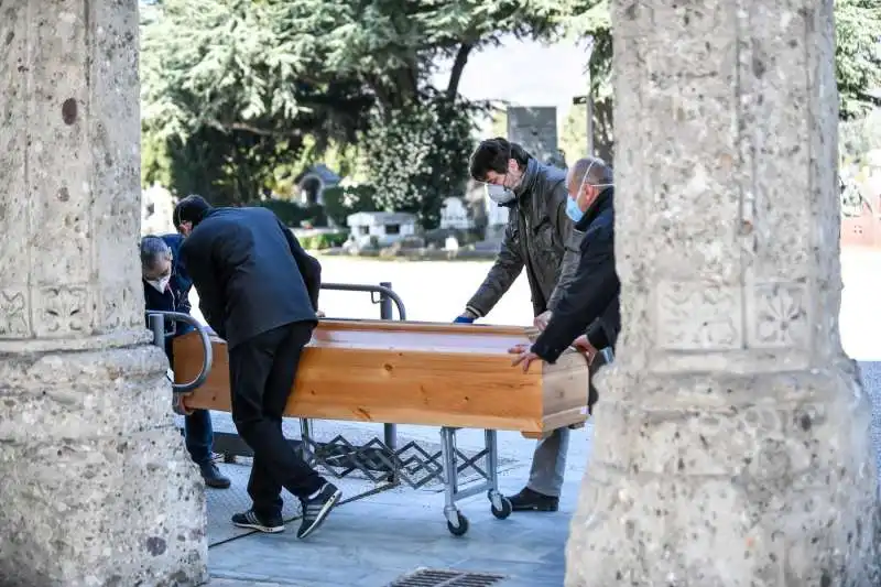 coronavirus, a bergamo l'arrivo dei carri funebri al cimitero e' non stop 2