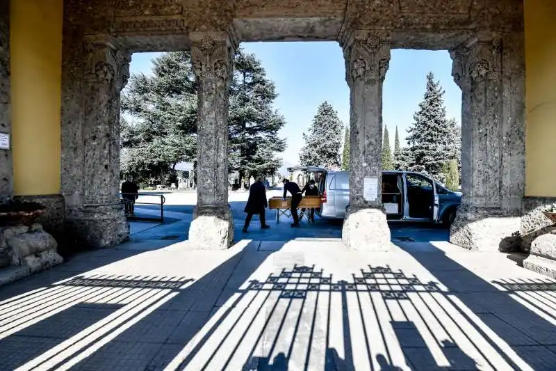 coronavirus, a bergamo l'arrivo dei carri funebri al cimitero e' non stop 4