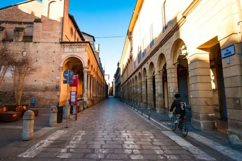 coronavirus, bologna deserta nel secondo giorno di quarantena 12