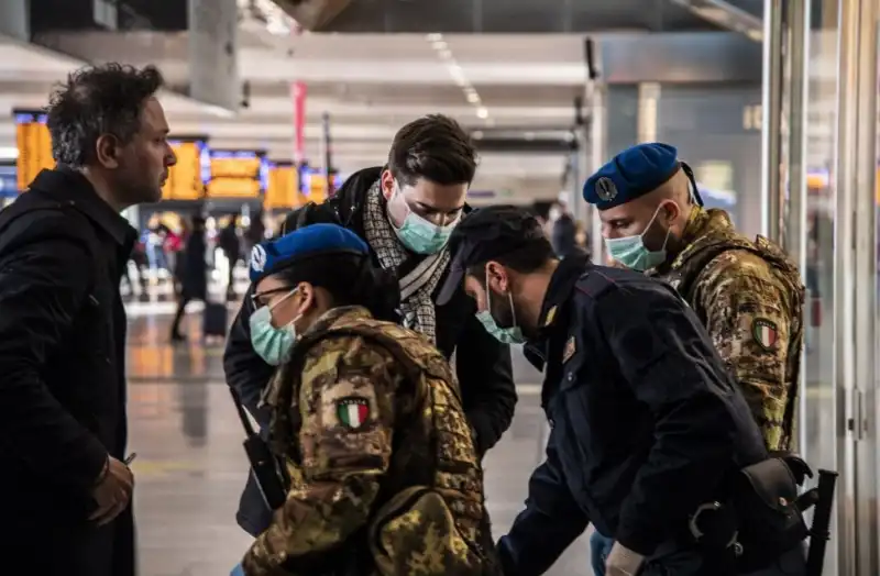 coronavirus   controlli alla stazione termini 10