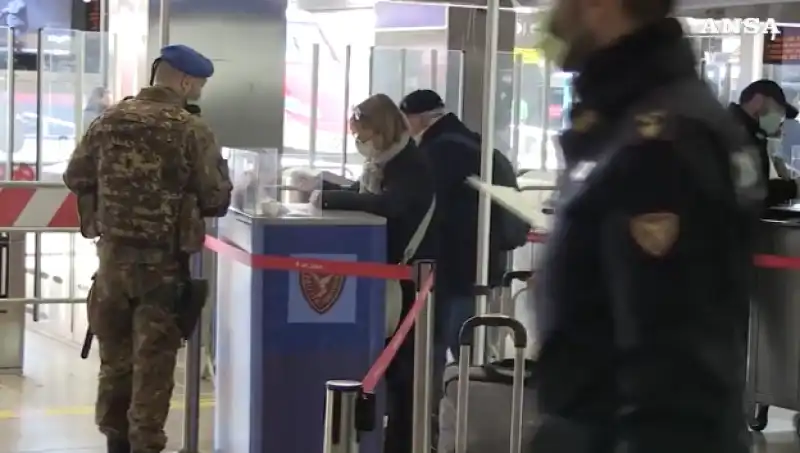 coronavirus   controlli alla stazione termini