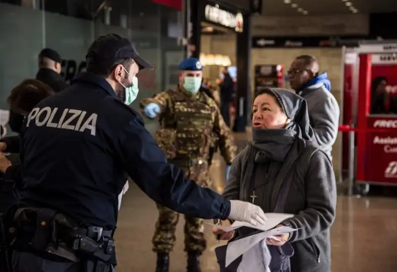 coronavirus   controlli alla stazione termini 2