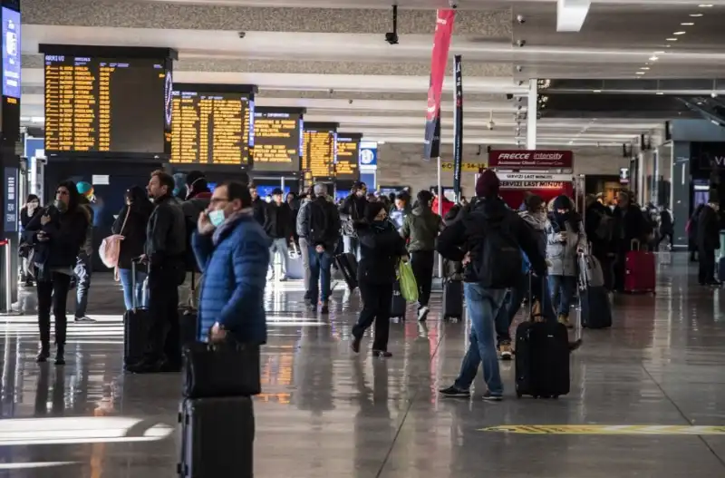 coronavirus   controlli alla stazione termini 4