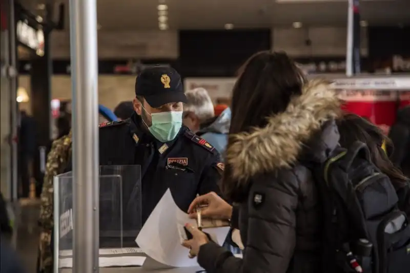 coronavirus   controlli alla stazione termini 5