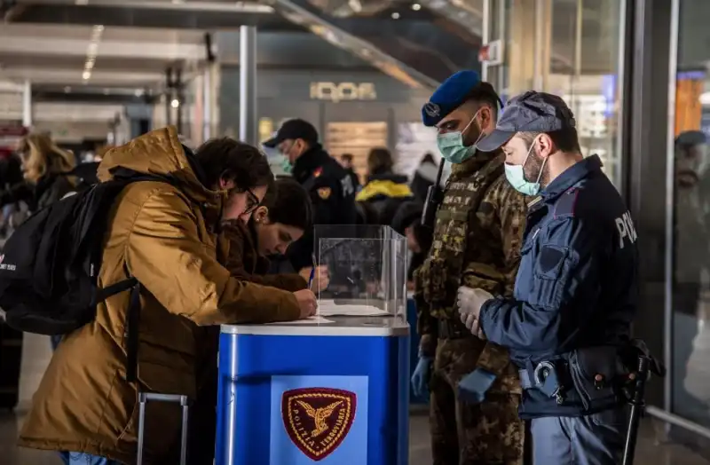 coronavirus   controlli alla stazione termini 6