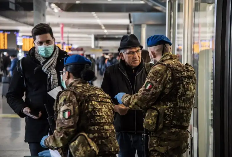 coronavirus   controlli alla stazione termini 7