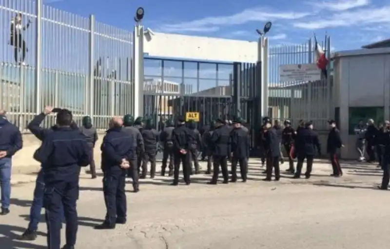 detenuti evadono dal carcere di foggia 2