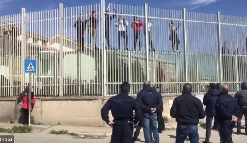 detenuti evadono dal carcere di foggia 4