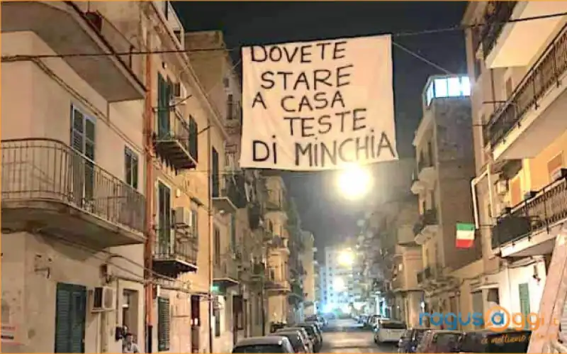 DOVETE RESTARE A CASA TESTE DI MINCHIA - LENZUOLO PER STRADA A TRAPANI