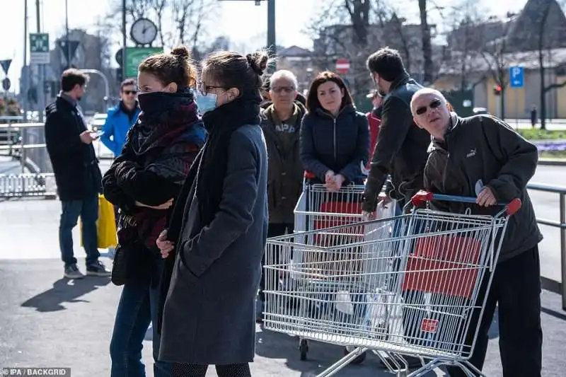 emergenza coronavirus   spesa a milano