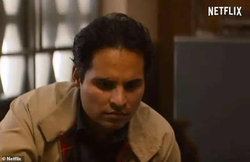 enrique kiki camarena interpretato da micheal pena in narcos messico