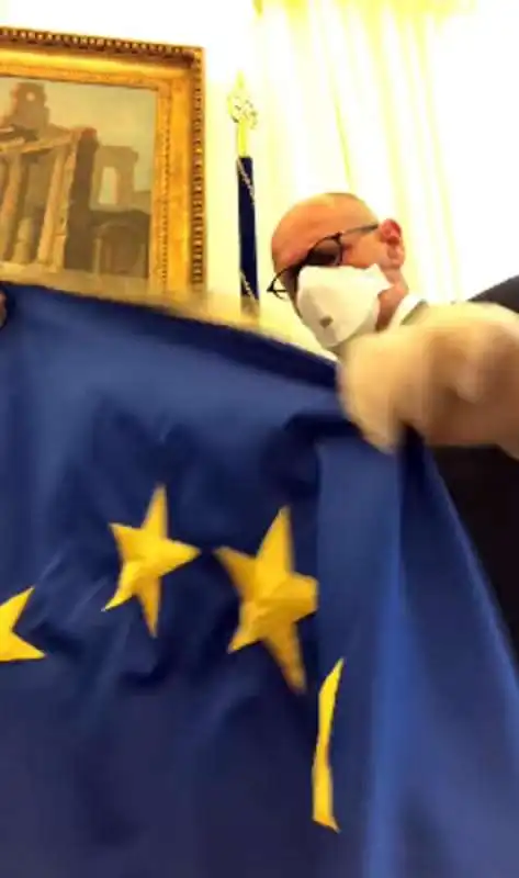 FABIO RAMPELLI TOGLIE LA BANDIERA DELLA UE DAL SUO STUDIO