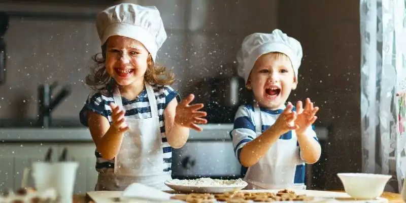 famiglia in cucina 1