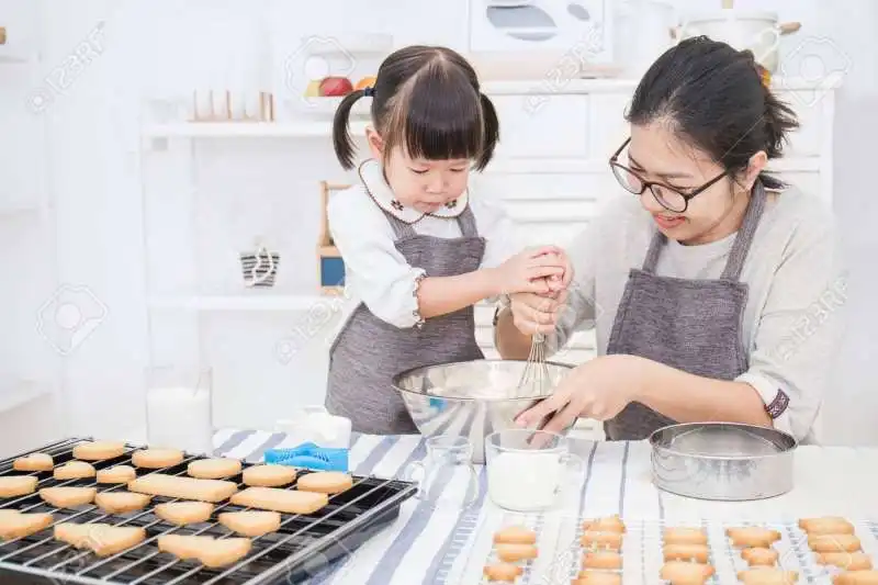 famiglia in cucina 4