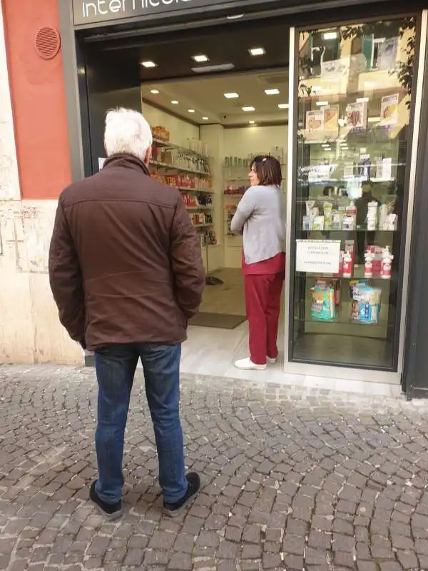 file con distanza di sicurezza nei negozi di napoli