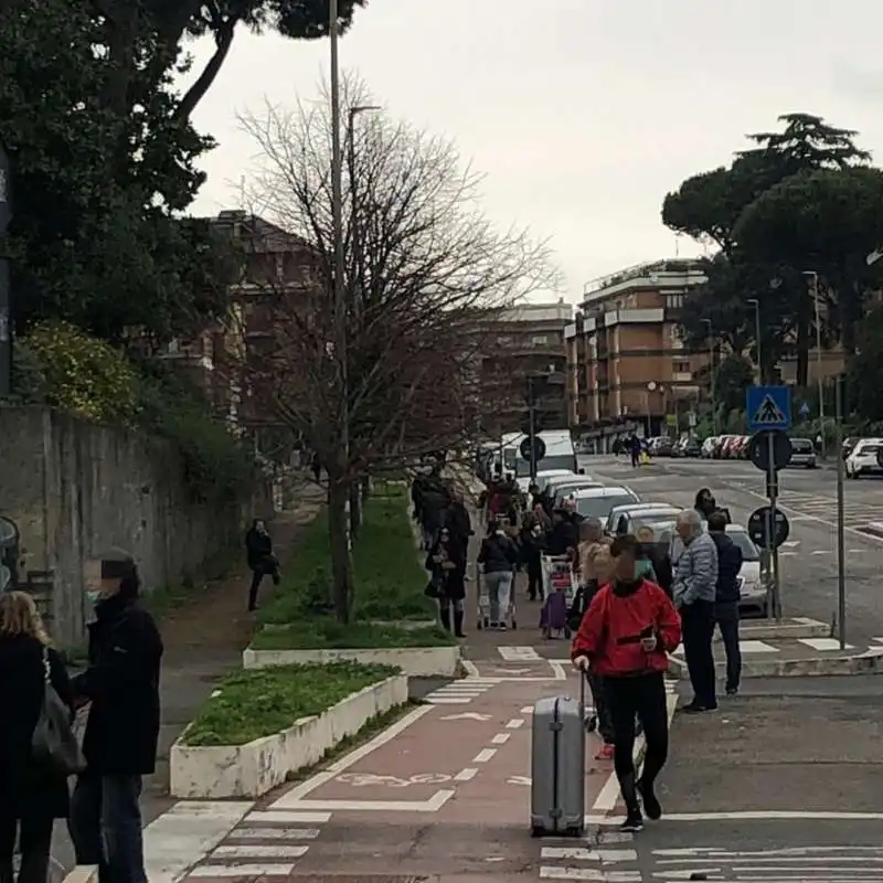 FOLLE SULLA PISTA CICLABILE A ROMA IN BARBA AI DIVIETI