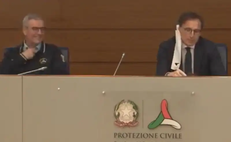 FRANCESCO BOCCIA SI PRESENTA CON LA MASCHERINA ALL'ORECCHIO E BORRELLI SE LA RIDE