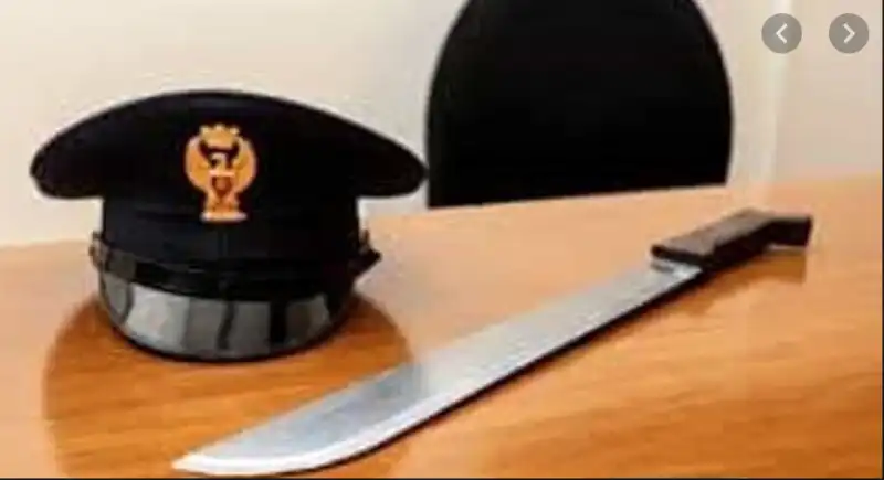 ghanese contro i poliziotti con il machete