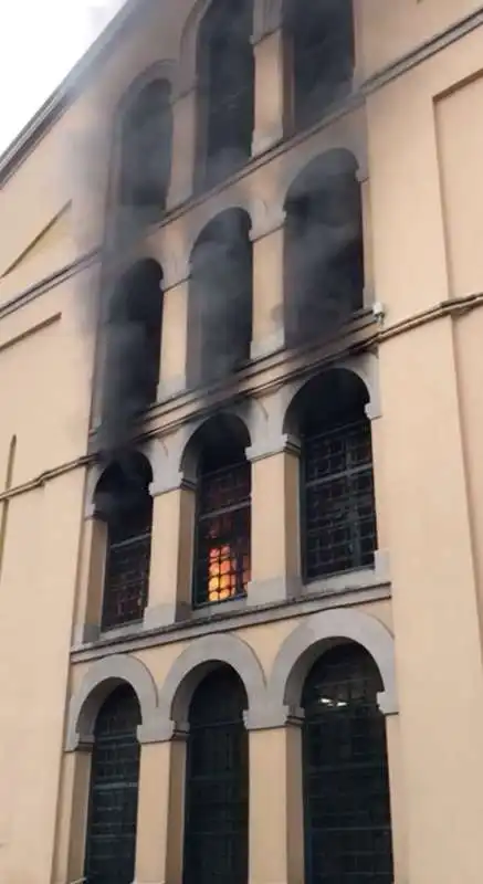 il carcere di san vittore in fiamme 2