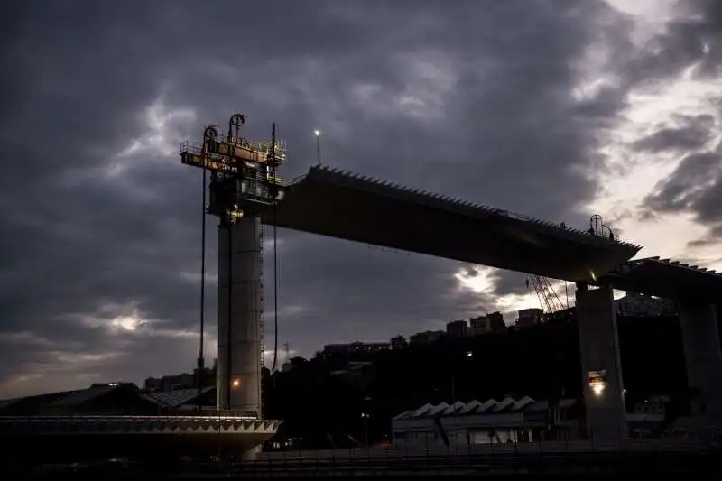 il nuovo ponte di genova supera il polcevera   sollevata la campata centrale 12