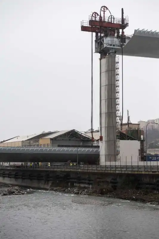 il nuovo ponte di genova supera il polcevera   sollevata la campata centrale 13