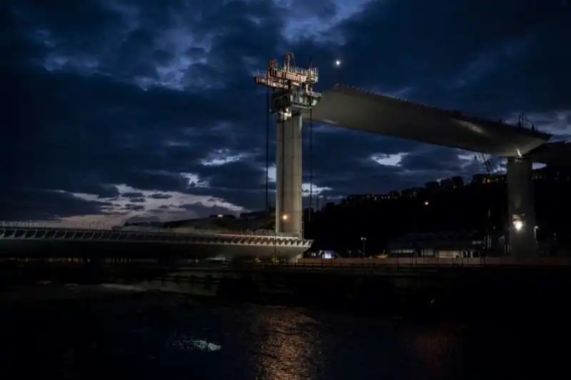 il nuovo ponte di genova supera il polcevera   sollevata la campata centrale 17