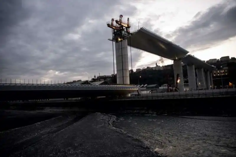 il nuovo ponte di genova supera il polcevera   sollevata la campata centrale 21