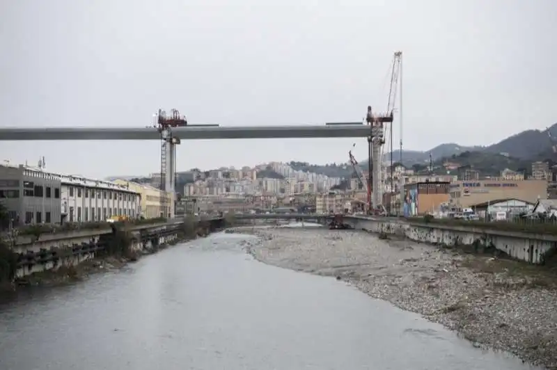 il nuovo ponte di genova supera il polcevera   sollevata la campata centrale 24