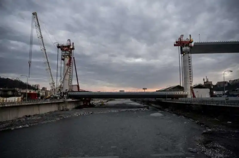 il nuovo ponte di genova supera il polcevera   sollevata la campata centrale 25