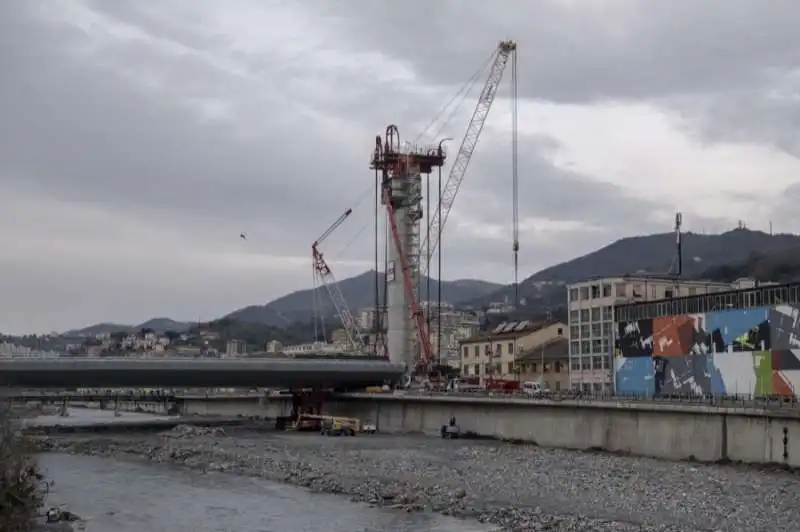 il nuovo ponte di genova supera il polcevera   sollevata la campata centrale 26