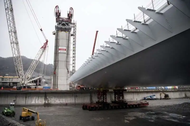 il nuovo ponte di genova supera il polcevera   sollevata la campata centrale 29