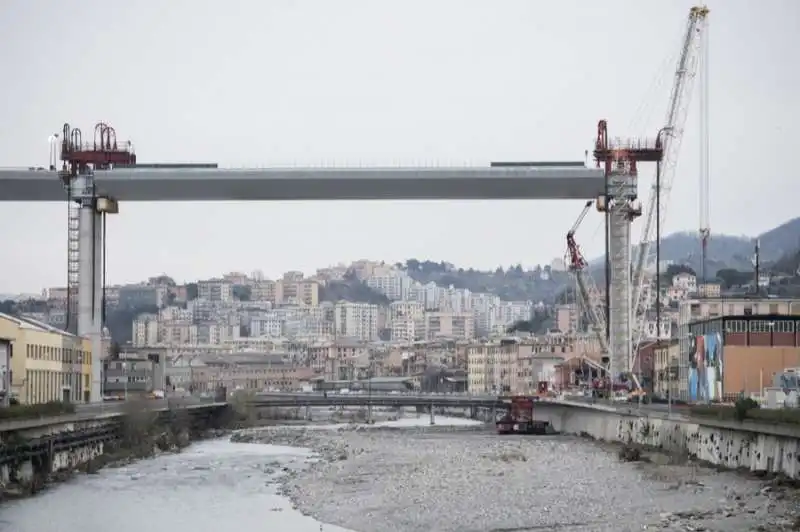 il nuovo ponte di genova supera il polcevera   sollevata la campata centrale 31