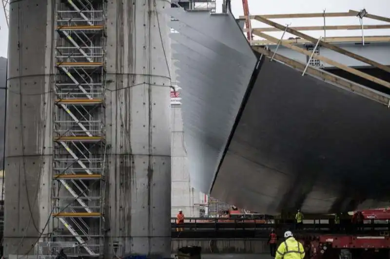 il nuovo ponte di genova supera il polcevera   sollevata la campata centrale 32