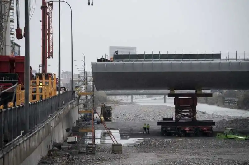 il nuovo ponte di genova supera il polcevera   sollevata la campata centrale 34