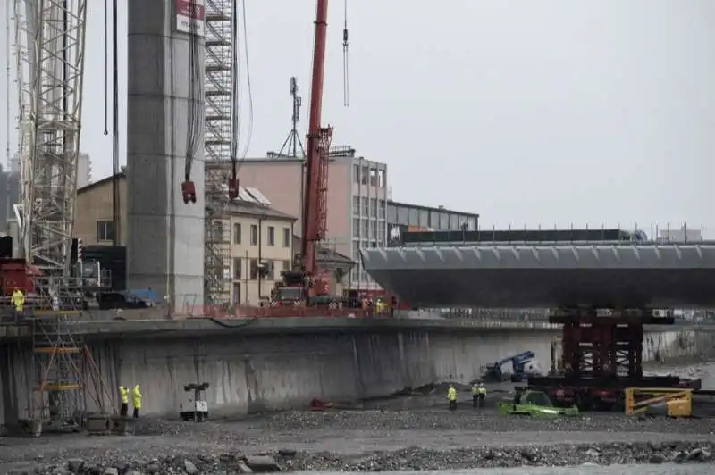 il nuovo ponte di genova supera il polcevera   sollevata la campata centrale 36