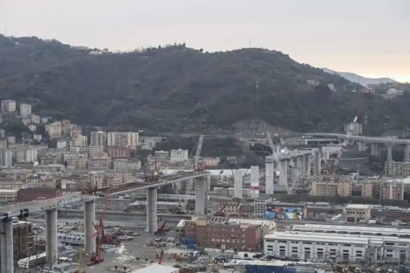 il nuovo ponte di genova supera il polcevera   sollevata la campata centrale 41