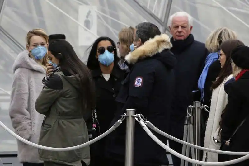 IN FILA PER IL LOUVRE PARIGI CORONAVIRUS