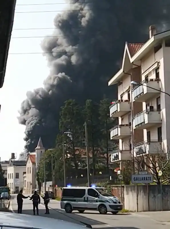 incendio in una fabbrica di pvc a gallarate