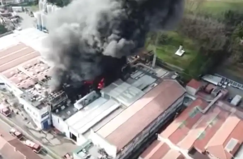 incendio in una fabbrica di pvc a gallarate 4