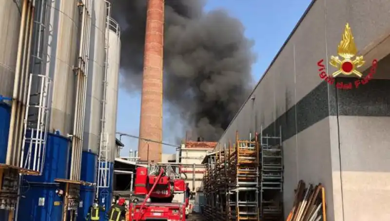 incendio in una fabbrica di pvc a gallarate 5