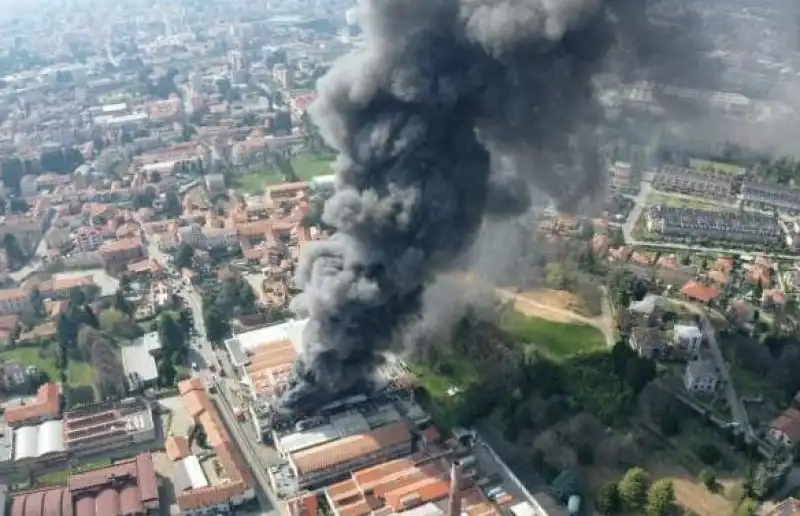 incendio in una fabbrica di pvc a gallarate 7