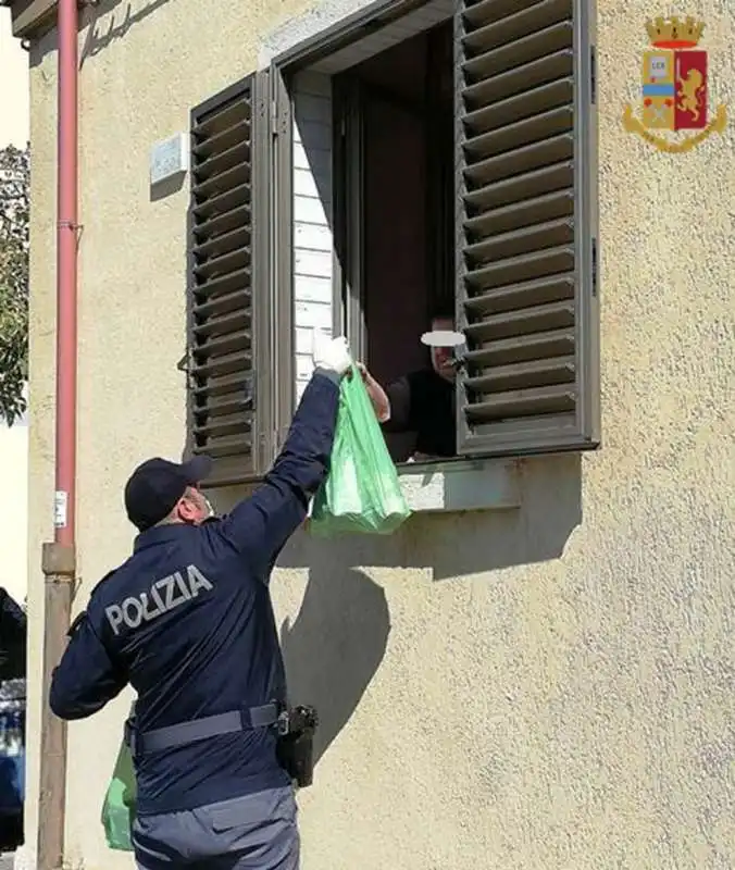 la polizia fa la spesa a un uomo solo